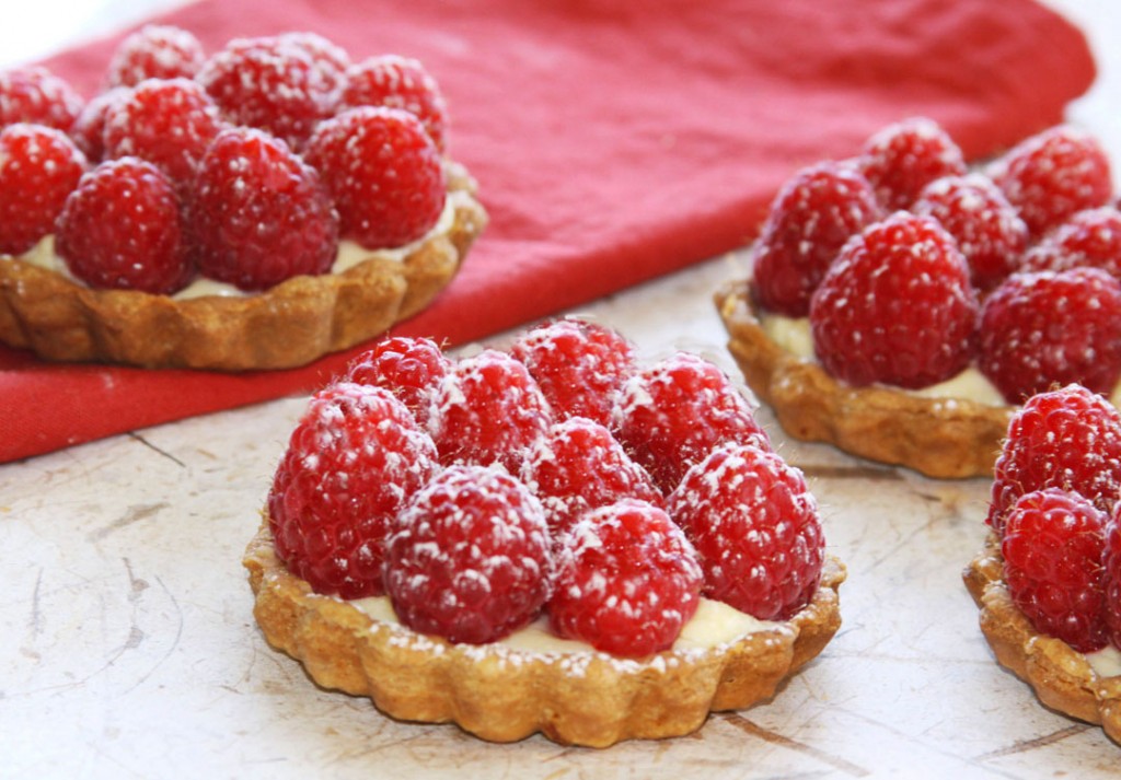 Petite raspberry tart